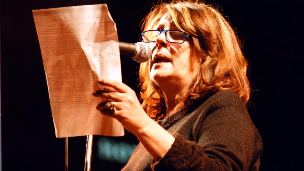Η Αννα Παναγιωτοπούλου σε συναυλία που πραγματοποίησαν καλλιτέχνες στην πλατεία Συντάγματος, σε ένδειξη συμπαράστασης στον Κουρδικό λαό (1999)